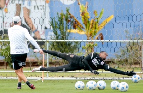 Carlos Miguel, novo goleiro do Corinthians, durante treino no CT