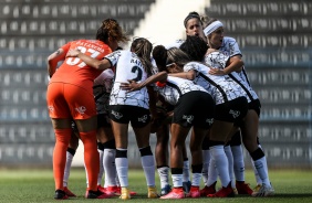Elenco do Corinthians Feminino durante jogo contra o Nacional