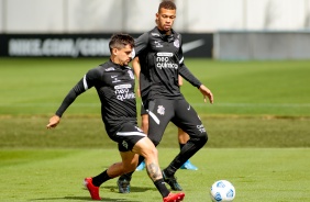 Fagner e Joo Victor durante treinamento do Corinthians no CT Joaquim Grava