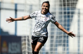 Mir comemora seu gol no jogo entre Corinthians e Nacional, pelo Paulisto Feminino