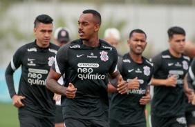 Raul Gustavo e companheiros durante treinamento do Corinthians no CT