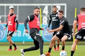 Renato Augusto e Lucas Piton durante treinamento do Corinthians no CT Joaquim Grava