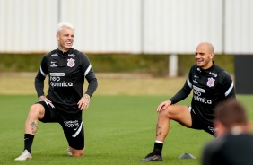 Roger Guedes e Fbio Santos durante treinamento do Corinthians no CT Joaquim Grava