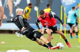 Roger Guedes e Gabriel Pereira em dividida durante treino do Corinthians no CT