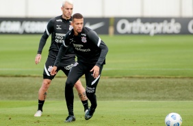 Roger Guedes e Joo Victor durante treinamento do Corinthians no CT Joaquim Grava