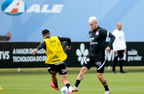 Roger Guedes j treina com elenco do Corinthians no CT Joaquim Grava