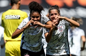 Tarciane e Jheniffer comemorando vitria por 7 a 0 do Corinthians sobre o Nacional, pelo Paulista