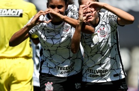 Tarciane e Jheniffer comemorando vitria expressiva do Corinthians sobre o Nacional, pelo Paulista