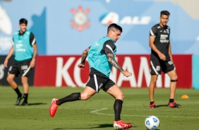 Fagner segue treinando forte no CT Joaquim Grava no dia do aniversrio do Corinthians