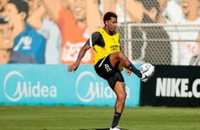 Gil segue treinando forte no CT Joaquim Grava no dia do aniversrio do Corinthians