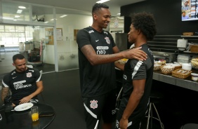 J cumprimenta Willian no CT do Corinthians