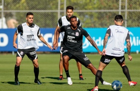 J e companheiros seguem treinando forte no CT Joaquim Grava no dia do aniversrio do Corinthians