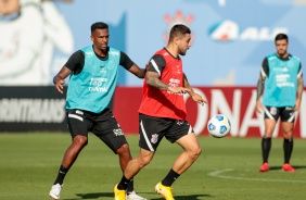 J e Lo Santos seguem treinando forte no CT Joaquim Grava no dia do aniversrio do Corinthians