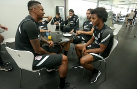 J e Willian conversam no CT do Corinthians