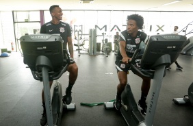 Jô e Willian em mais um dia de treino no CT do Corinthians