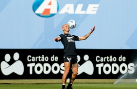 Lateral Fábio Santos segue treinando forte no CT Joaquim Grava no dia do aniversário do Corinthians