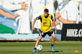 Lucas Piton segue treinando forte no CT Joaquim Grava no dia do aniversrio do Corinthians