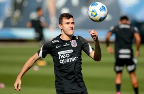 Lucas Piton segue treinando forte no CT Joaquim Grava no dia do aniversrio do Corinthians