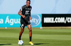 Matheus Alexandre segue treinando forte no CT Joaquim Grava no dia do aniversrio do Corinthians