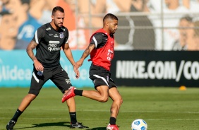 Renato Augusto e Vitinho treinam no CT Joaquim Grava no dia do aniversrio do Corinthians