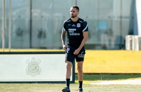 Renato Augusto segue treinando forte no CT Joaquim Grava no dia do aniversrio do Corinthians