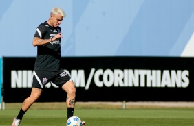 Roger Guedes segue treinando forte no CT Joaquim Grava no dia do aniversrio do Corinthians