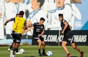 Roni segue treinando forte no CT Joaquim Grava no dia do aniversrio do Corinthians