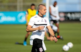 Sylvinho segue treinando a equipe no CT Joaquim Grava no dia do aniversrio do Corinthians