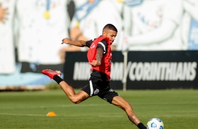 Vitinho segue treinando forte no CT Joaquim Grava no dia do aniversrio do Corinthians