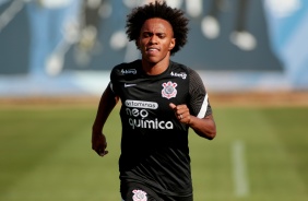 Willian j marca presena em dia de treinos no CT do Corinthians