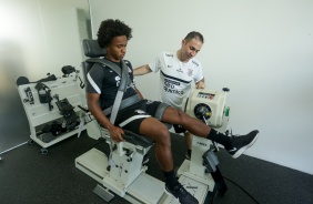 Willian j passa por testes no CT do Corinthians