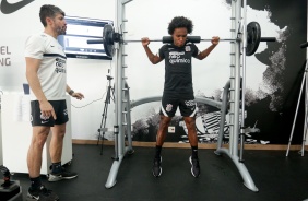 Willian trabalha musculatura no CT do Corinthians