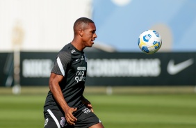 Xavier segue treinando forte no CT Joaquim Grava no dia do aniversrio do Corinthians