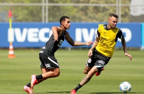 Du Queiroz e Luan durante treino no CT do Corinthians