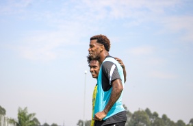 Gil e Willian em mais um dia de treinamentos no CT do Corinthians