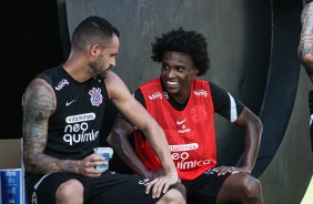 Renato Augusto e Willian em mais um dia de treinamentos no CT do Corinthians