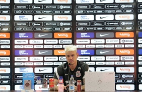 Roger Guedes concede entrevista coletiva no CT do Corinthians