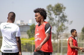 Willian em mais um dia de treinamentos no CT do Corinthians