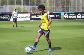 Willian em mais um dia de treinamentos no CT do Corinthians