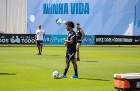 Willian em mais um dia de treinamentos no CT do Corinthians