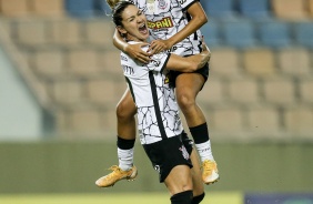 Gabi Zanotti e Ingryd comemoram gol no jogo entre Corinthians e Ferroviria