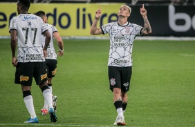 Róger Guedes comemorando seu gol no jogo entre Corinthians e Juventude