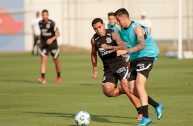 Du Queiroz e Mantuan durante treino do Corinthians no CT Joaquim Grava