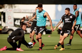 Léo Santos e companheiros durante treino do Corinthians no CT Joaquim Grava