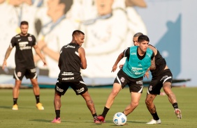 Marquinhos, Araos e companheiros durante treino do Corinthians no CT Joaquim Grava
