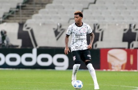 Zagueiro Gil atuando no jogo entre Corinthians e Juventude, pelo Campeonato Brasileiro
