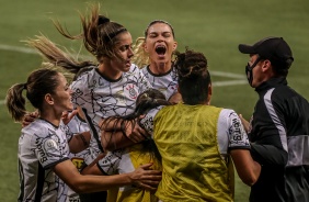 Elenco do Corinthians Feminino comemora o gol sobre o Palmeiras, pela final do Brasileiro