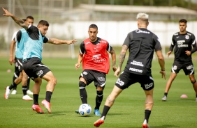 Gabriel e elenco durante último treino do Corinthians para jogo do início do returno do Brasileirão