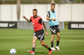 Luan e Joo Victor durante ltimo treino do Corinthians para jogo do incio do returno do Brasileir