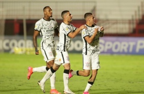 Raul, Gabriel e Gabriel Pereira comemorando o gol do Corinthians contra o Atlético-GO
